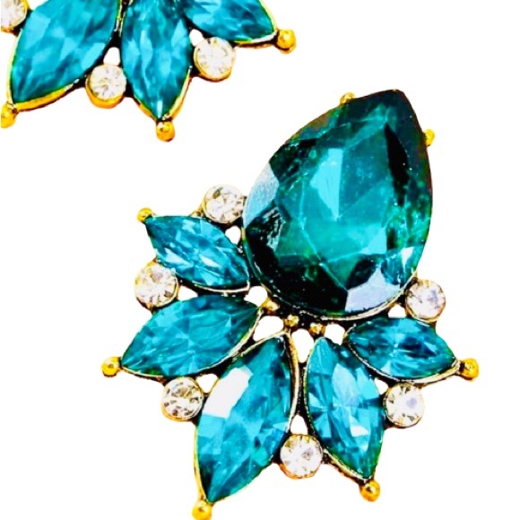 NWOT Emerald Green, Gemstone Decor Stud Earrings! - Picture 3 of 3